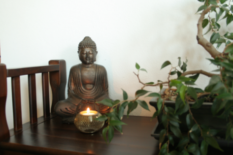 Buddha beeld op een tafel met een kaars